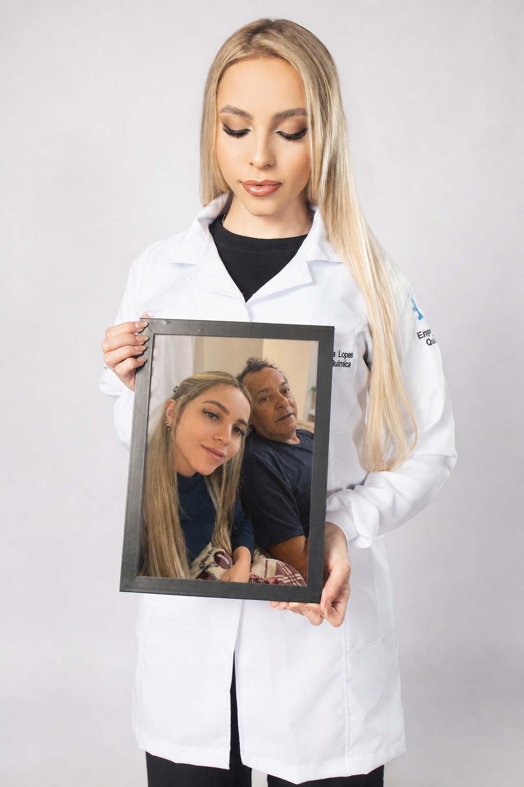 Anne segurando uma recordação de família com o pai