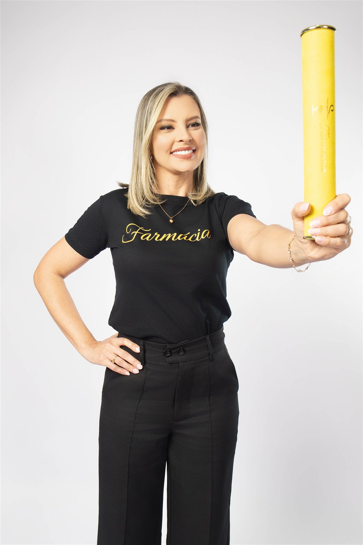 Eliana apresentando o canudo de formatura com camisa personalizada