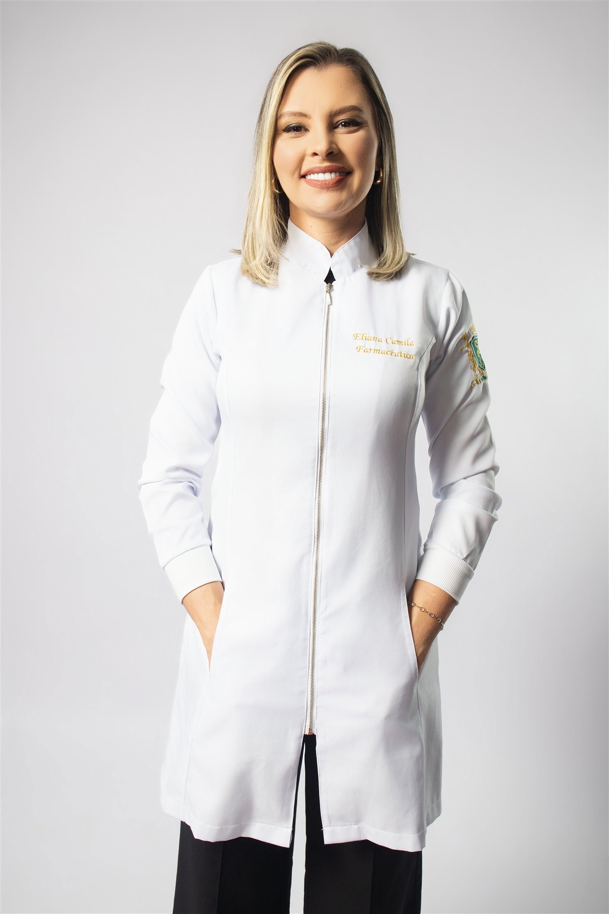 Retrato de Eliana com jaleco personalizado de Farmácia