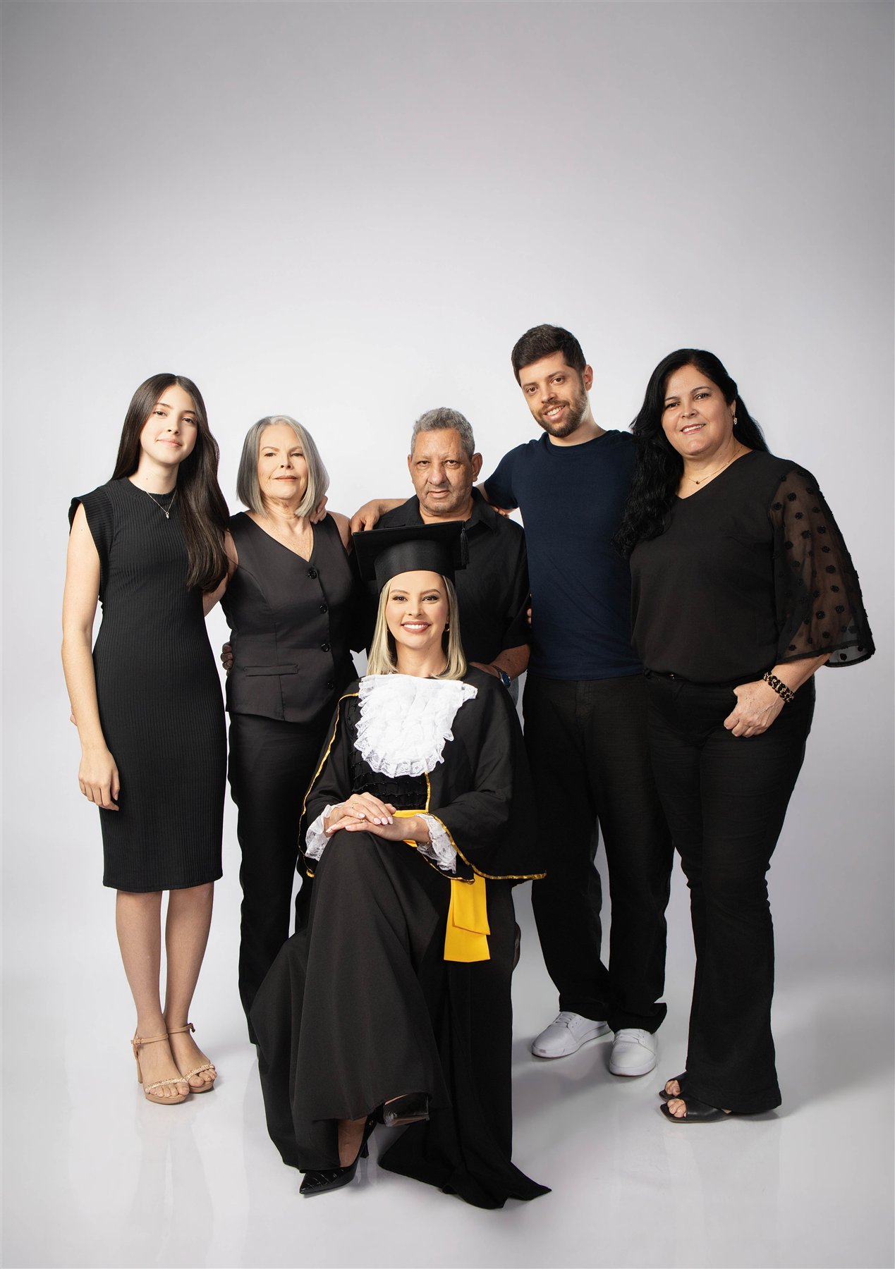 Eliana de beca reunida com sua família