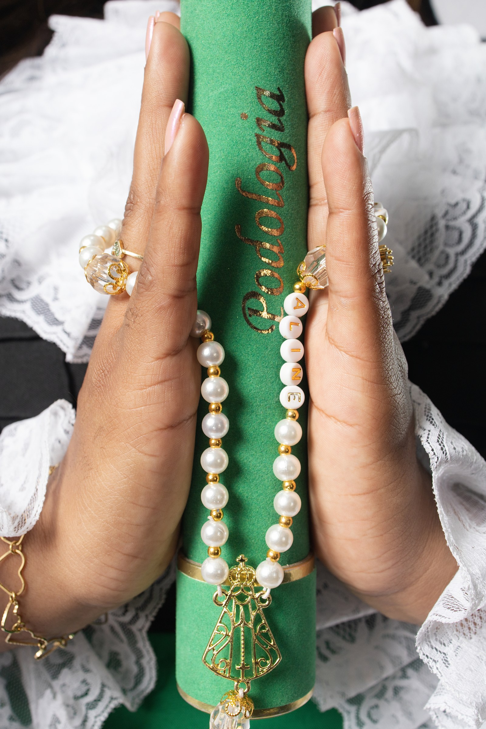 Terço de Nossa Senhora sobre um canudo de formatura personalizado