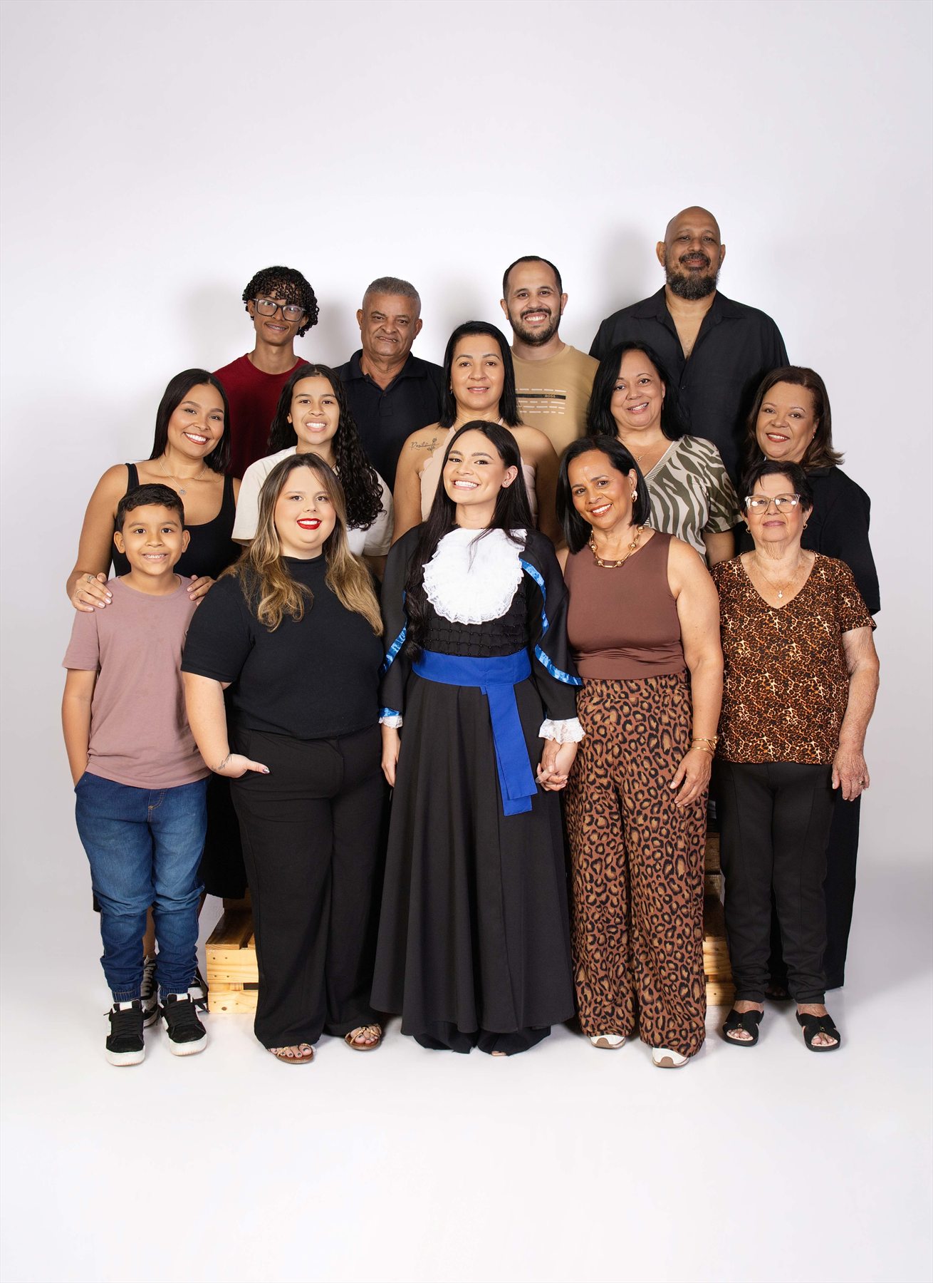 Formandas celebrando a conquista ao lado da família