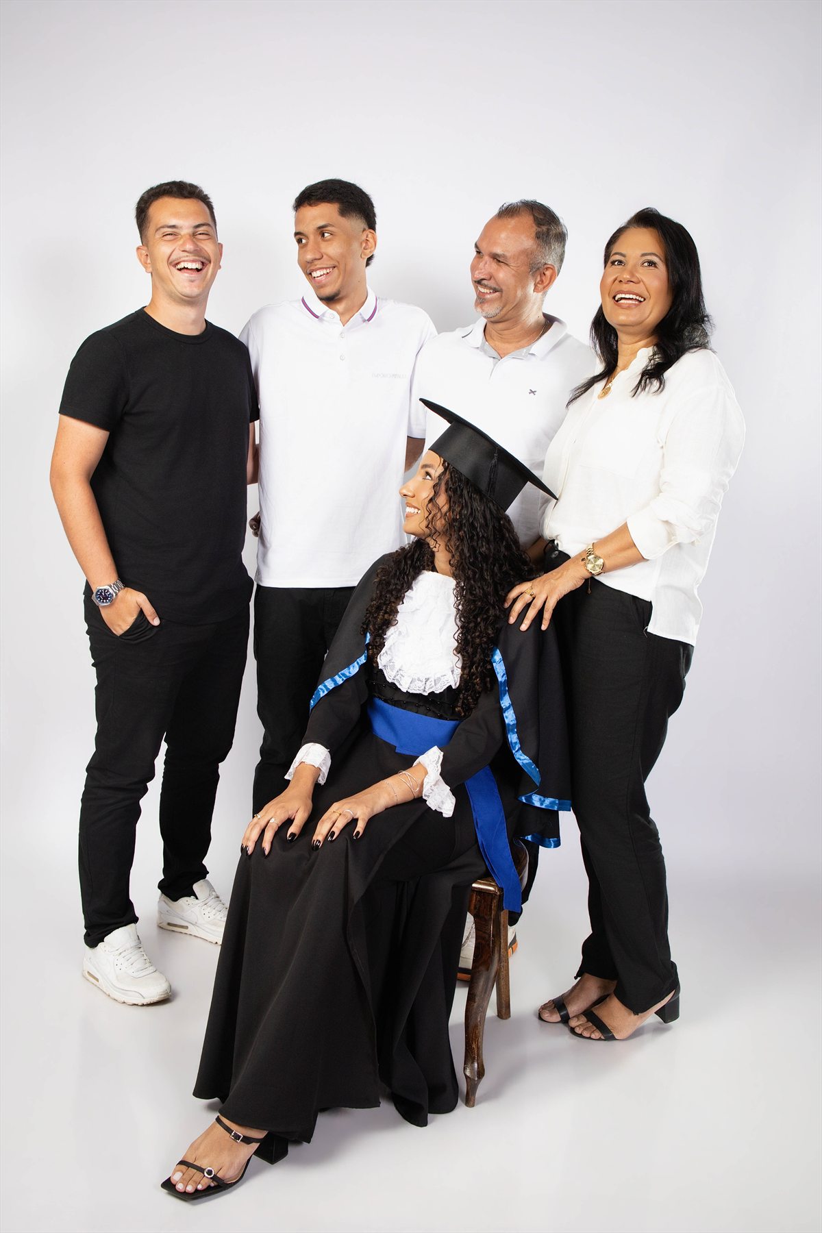 Formanda de Administração reunida com sua família
