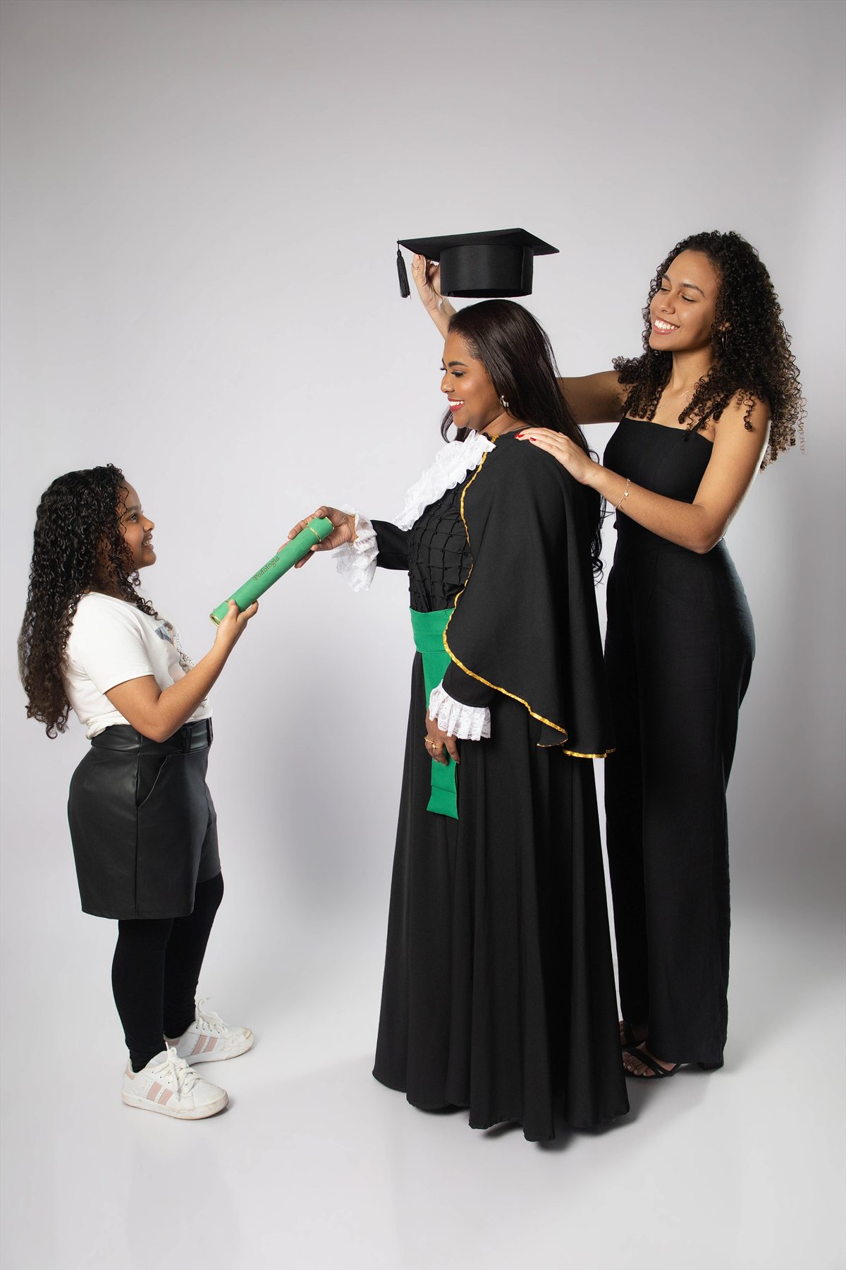 Formanda de Psicologia celebrando com pessoas queridas