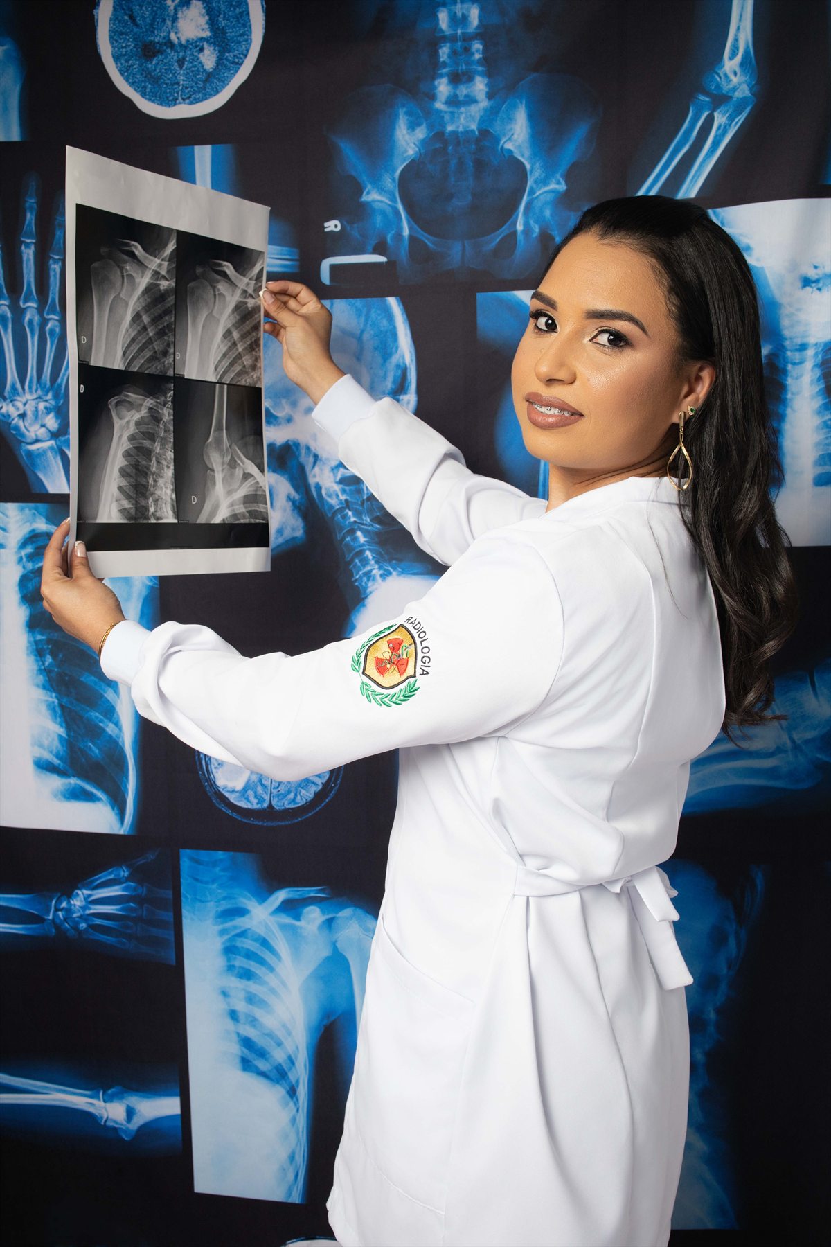 Profissional de Radiologia analisando imagens médicas