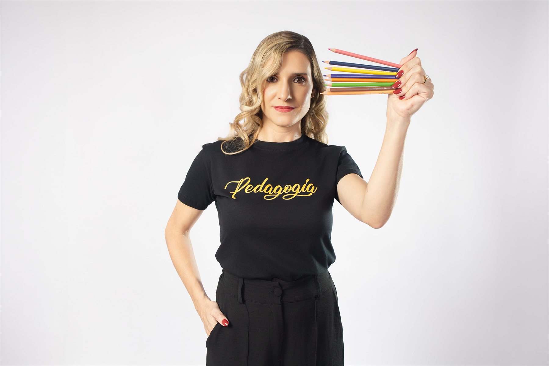 Formanda de Pedagogia em retrato com lápis coloridos