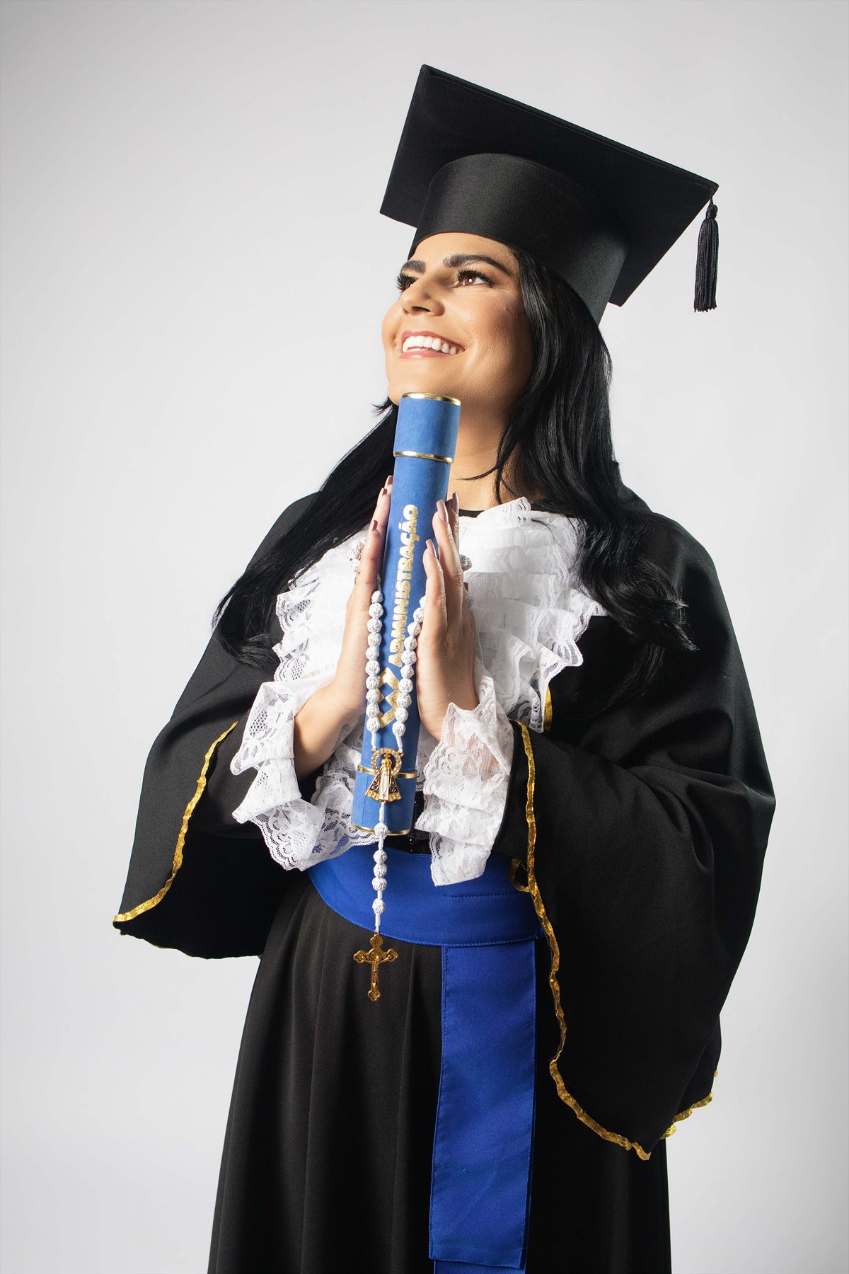 Formanda de Administração com diploma e terço