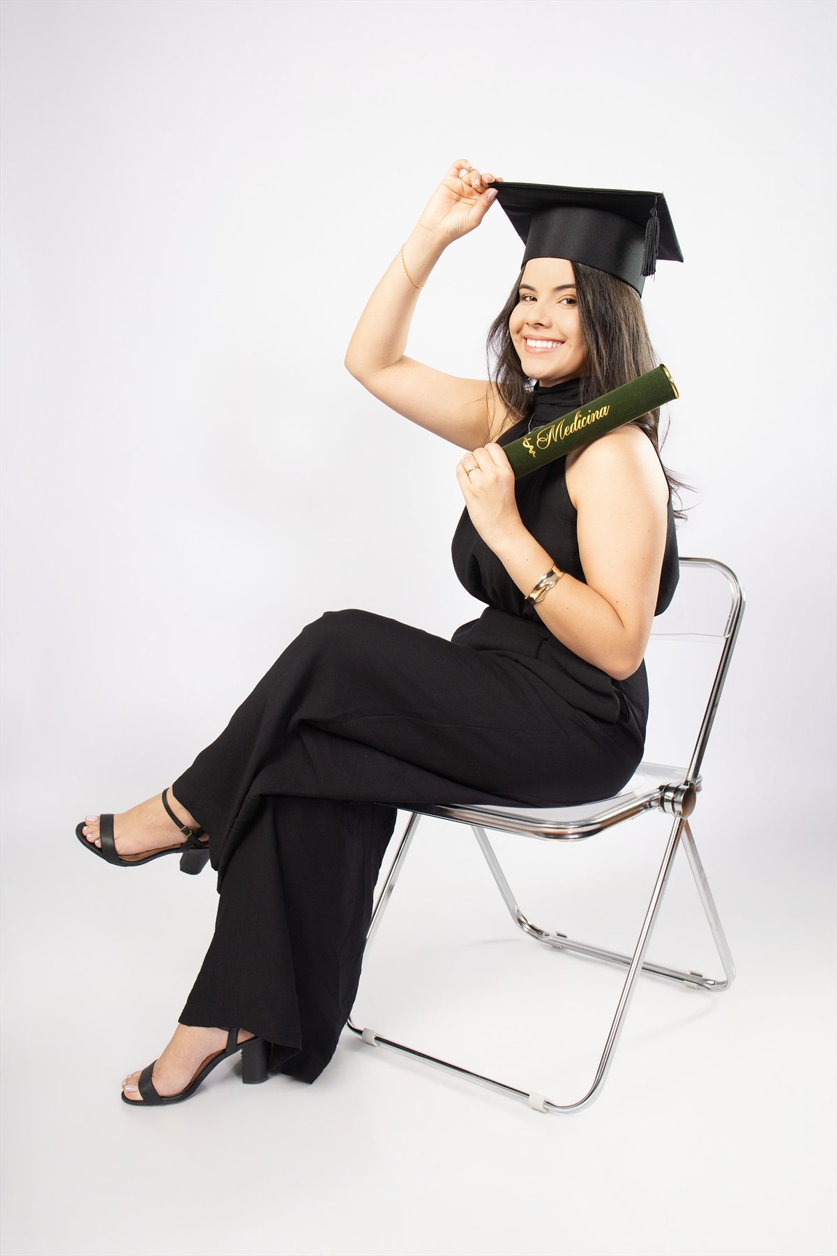 Formanda de Medicina celebrando com diploma