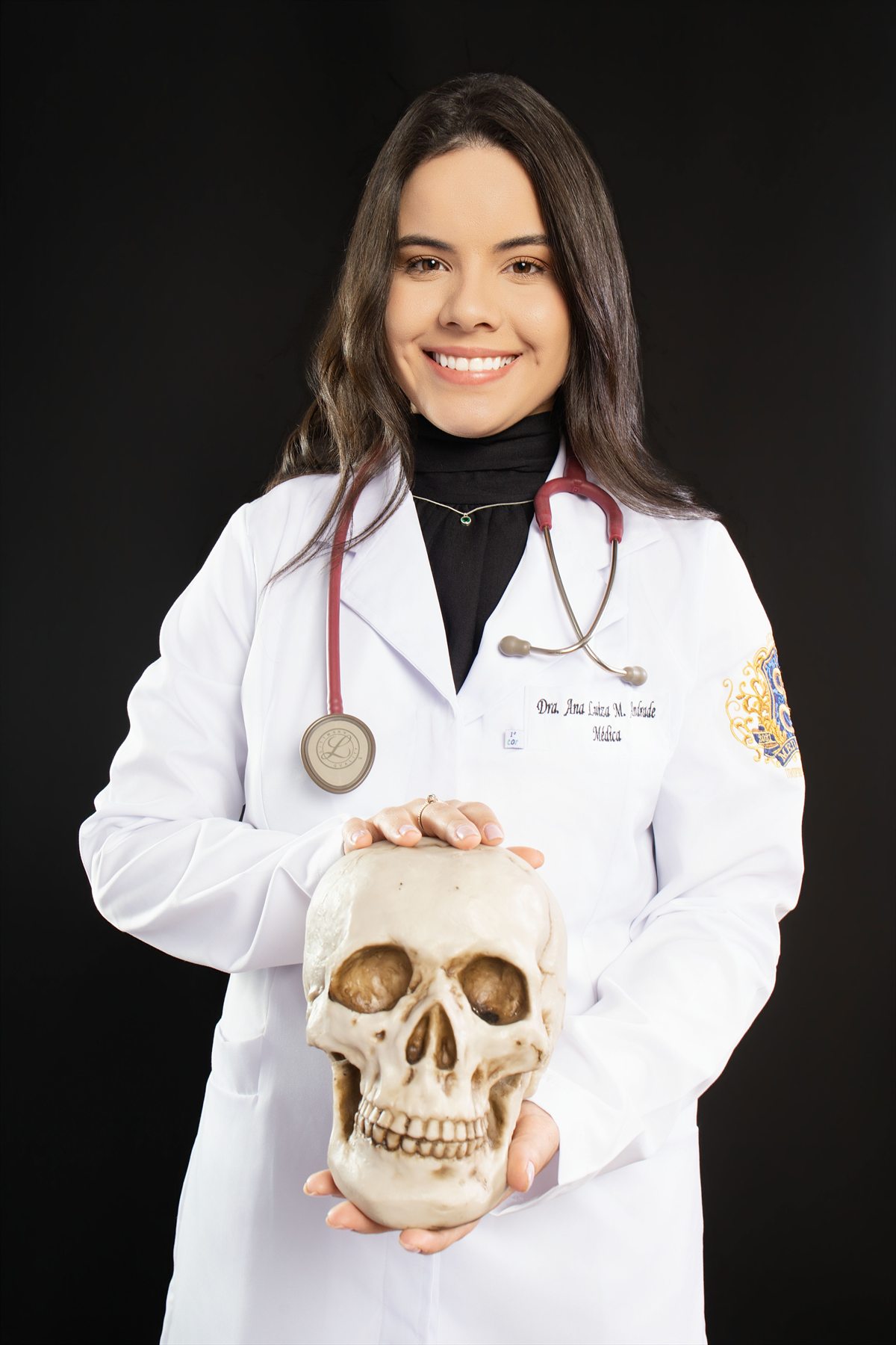 Médica em retrato profissional com estetoscópio e modelo anatômico