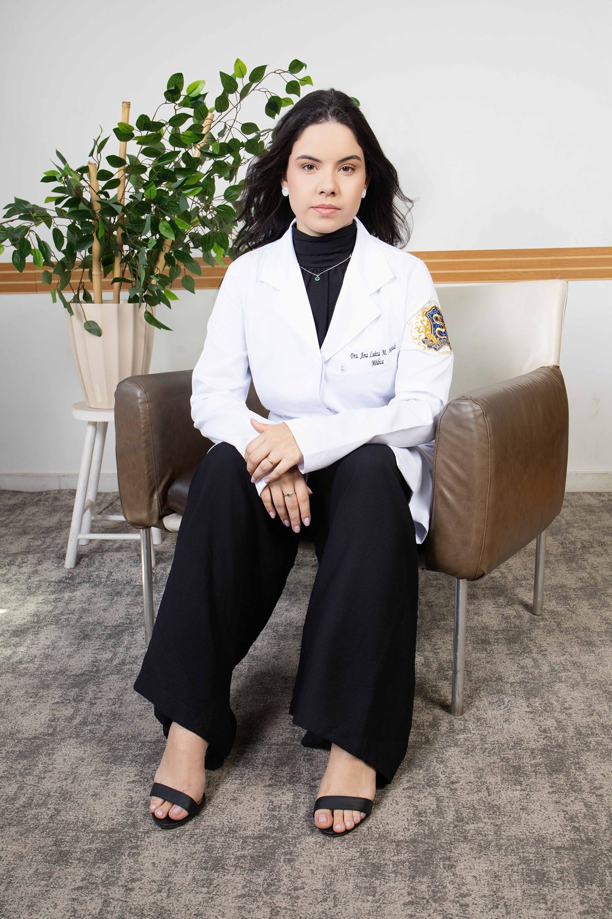 Médica em retrato de corpo inteiro com jaleco