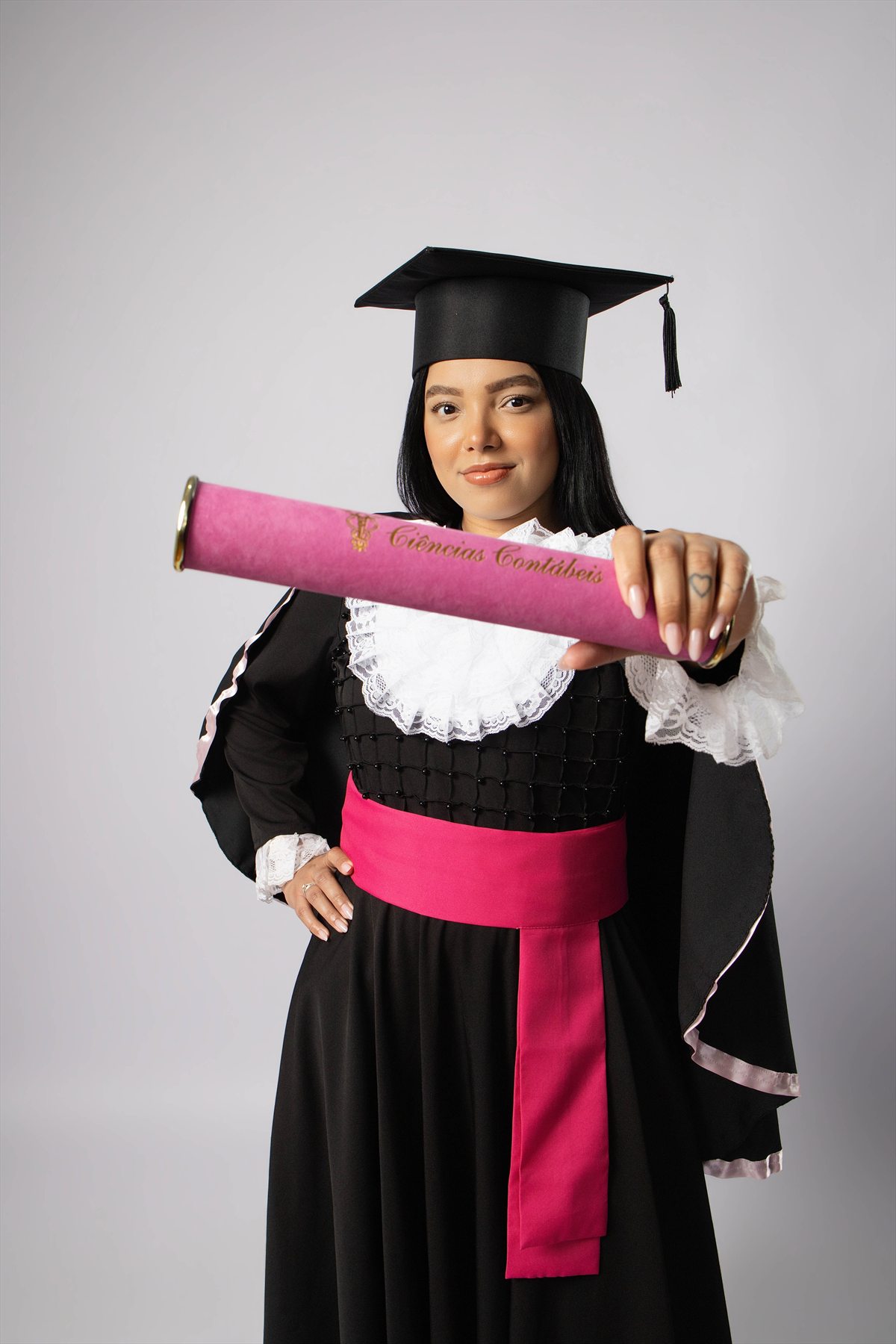 Formanda de Ciências Contábeis apresentando seu diploma