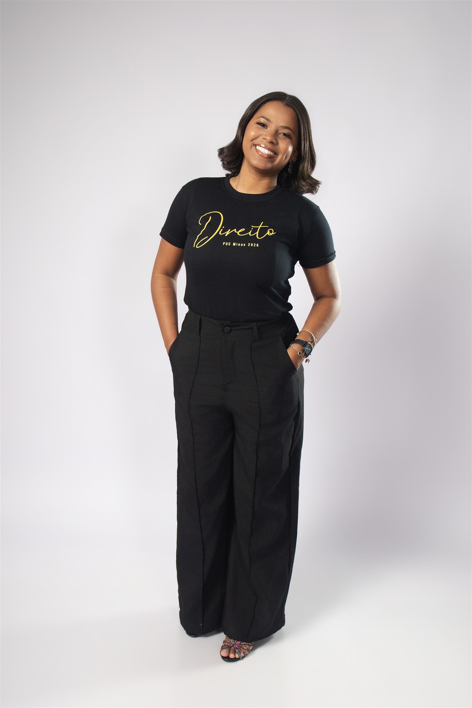 Rafaela usando a camisa personalizada de Direito