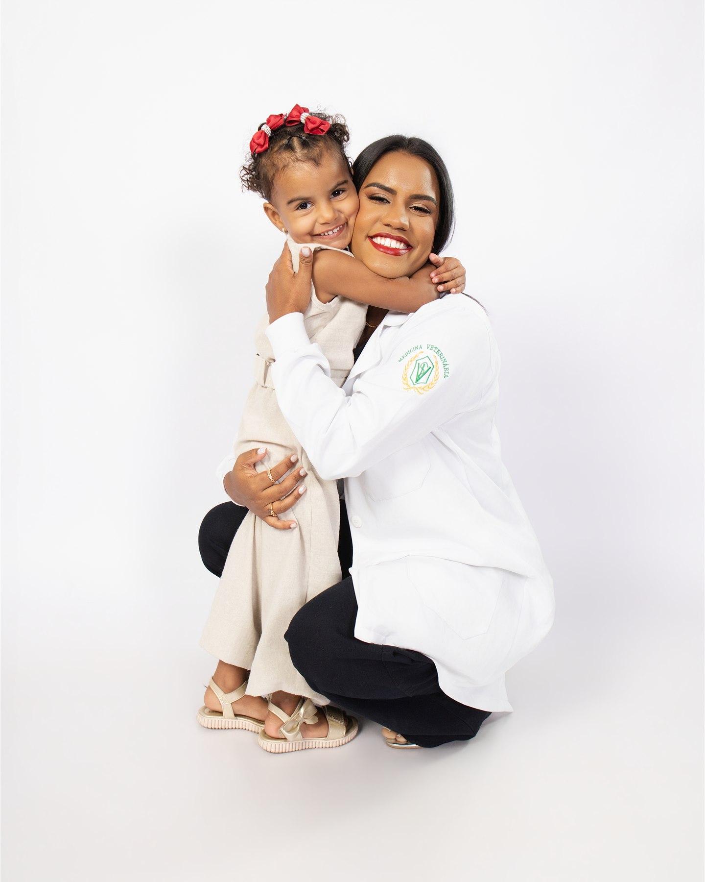 Letícia abraçada com sua filha durante o ensaio