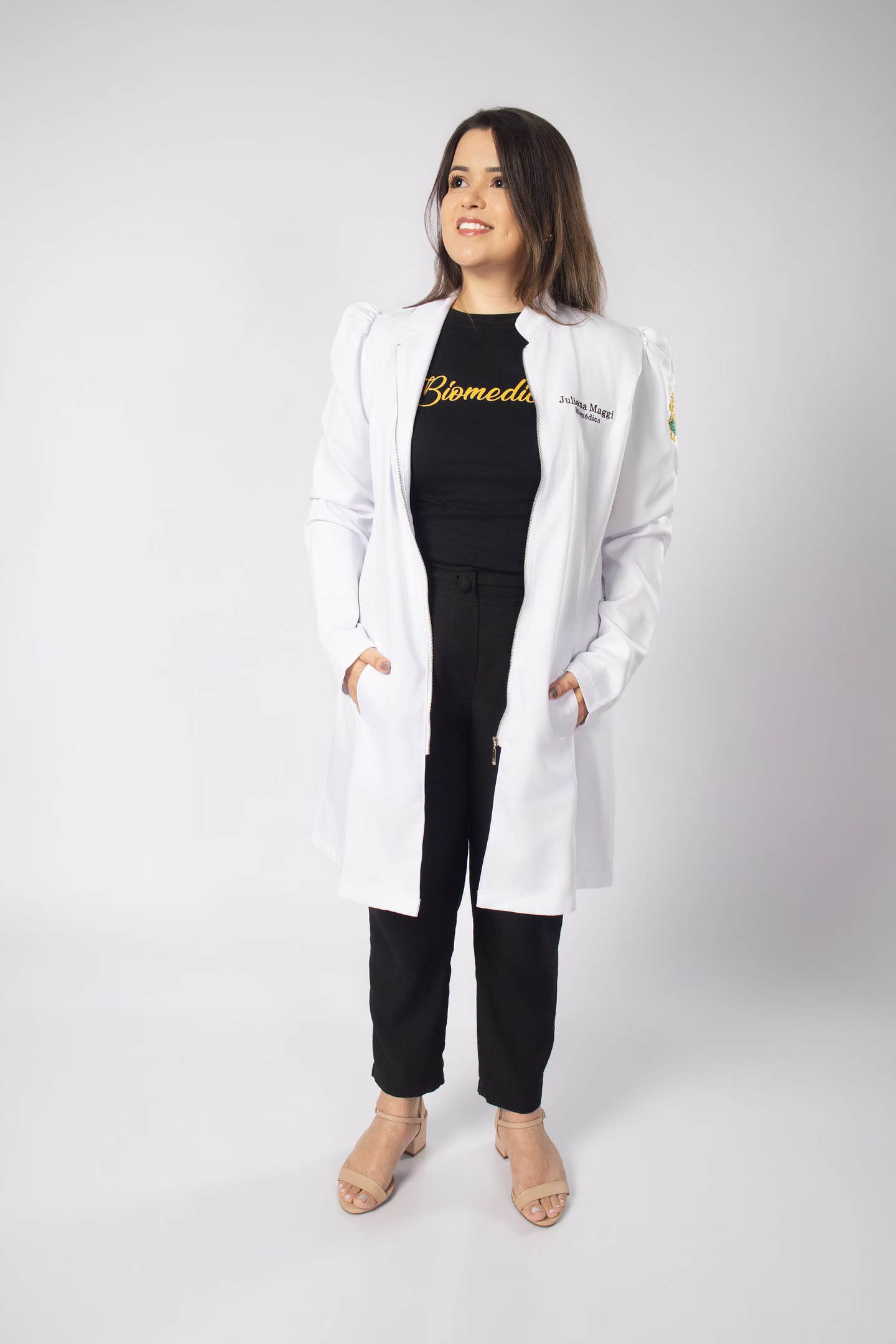 Juliana com jaleco e camisa de Biomedicina
