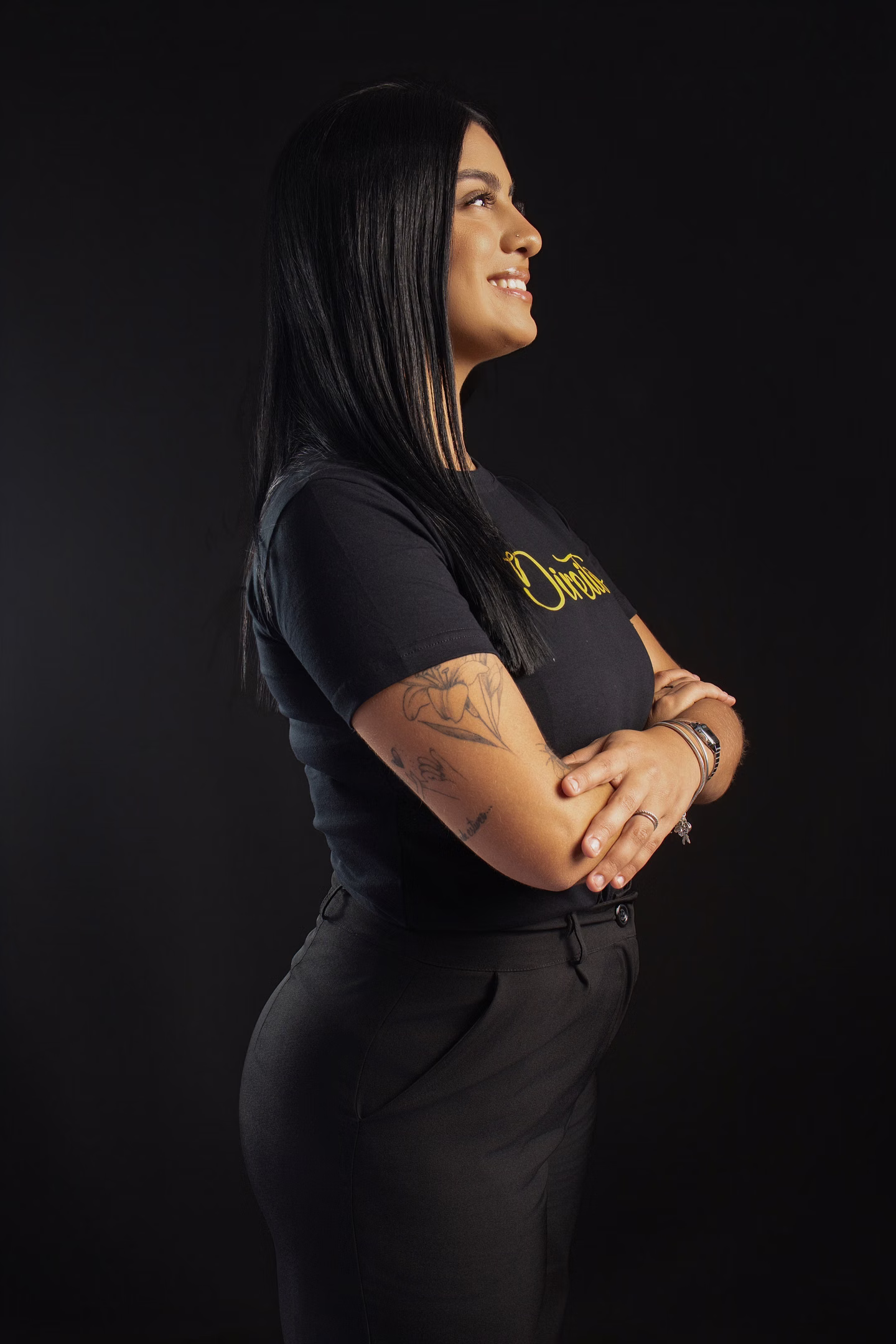 Kailany com a camisa de Direito em fundo escuro