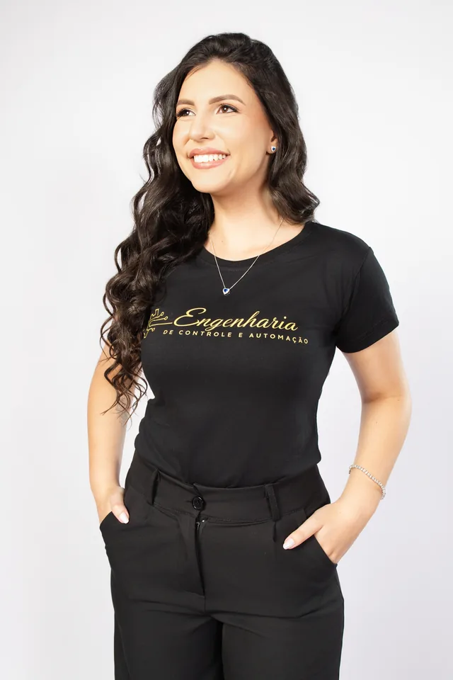 Marina sorrindo com a camisa de Engenharia de Controle e Automação no ensaio em BH