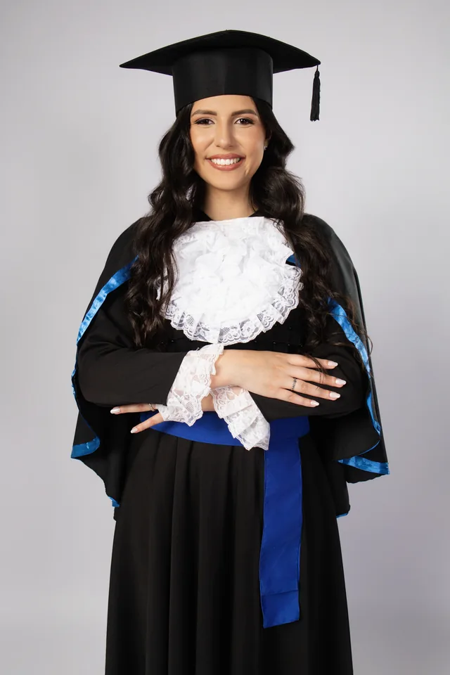 Marina de beca e capelo com faixa azul no ensaio de formatura de Engenharia em Belo Horizonte