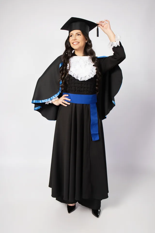 Marina com a mão no capelo durante seu ensaio de formatura de Engenharia no estúdio