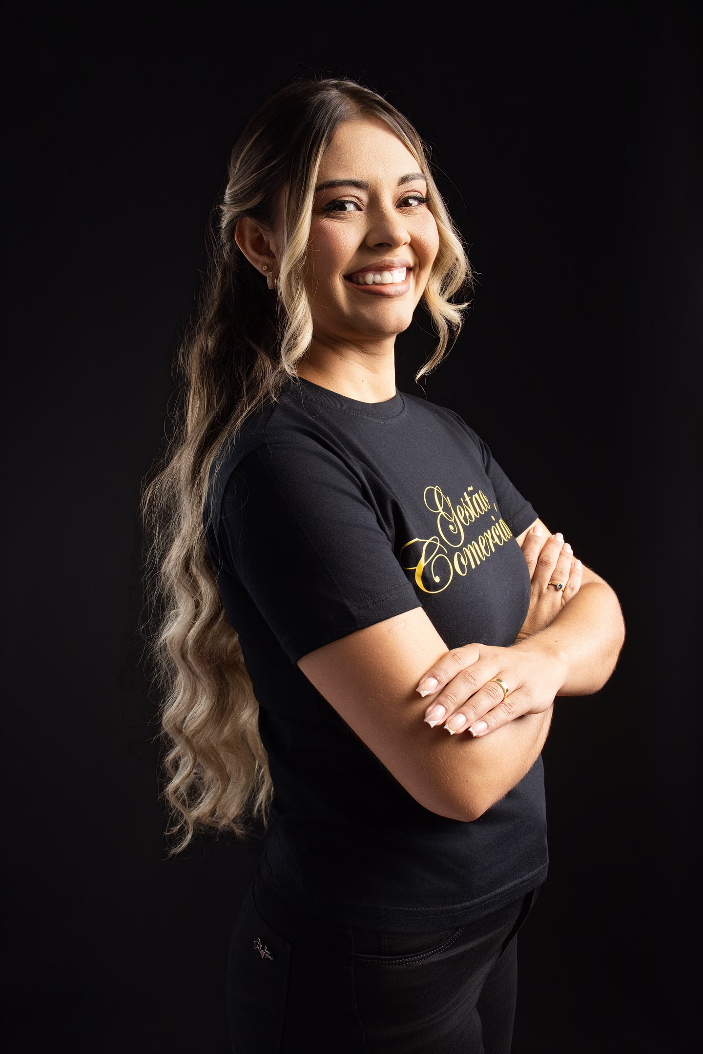 Aline sorrindo de lado com a camisa de Gestão Comercial no ensaio de formatura em Belo Horizonte