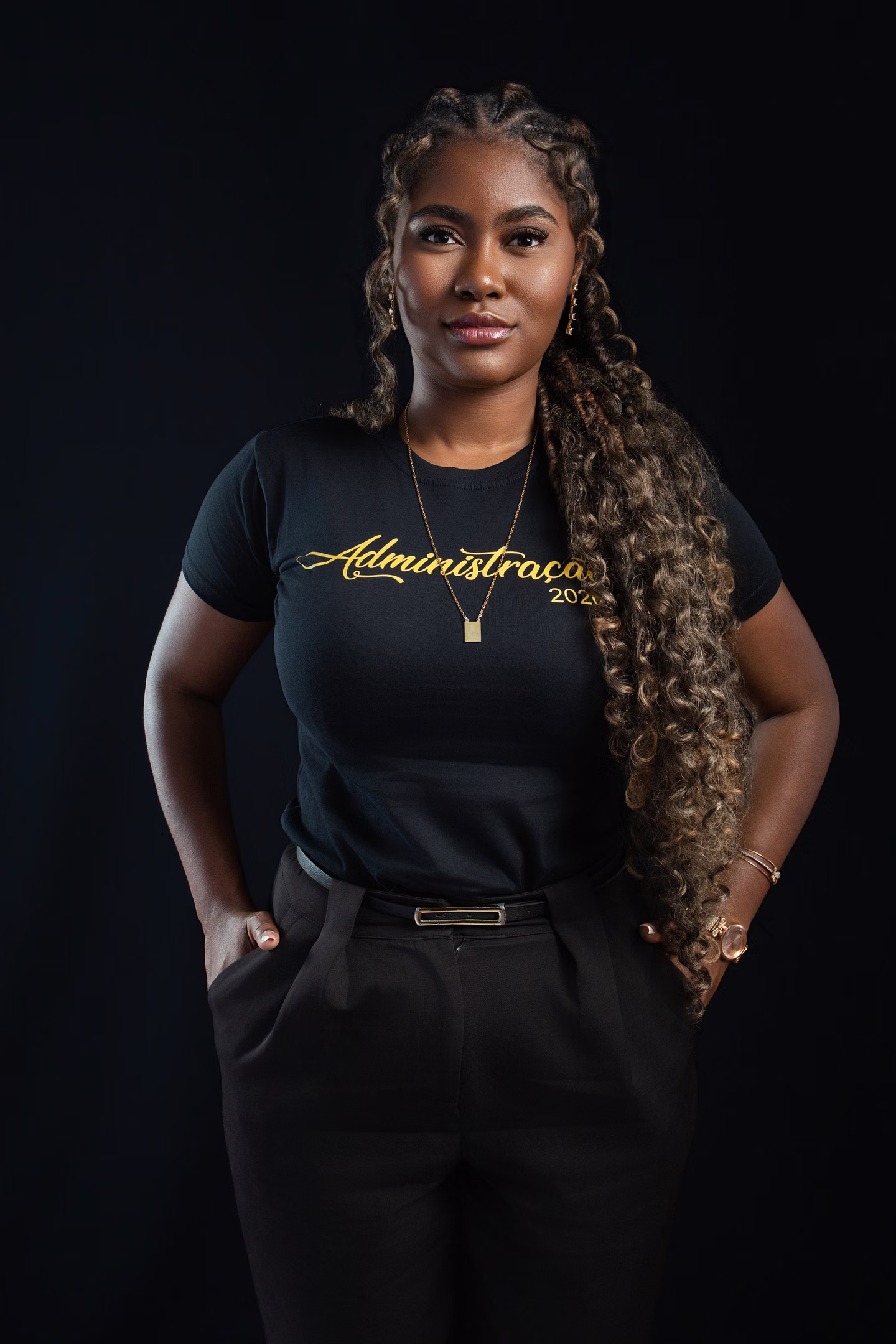 Anna Luiza com a camisa personalizada de Administração no ensaio de formatura em Belo Horizonte