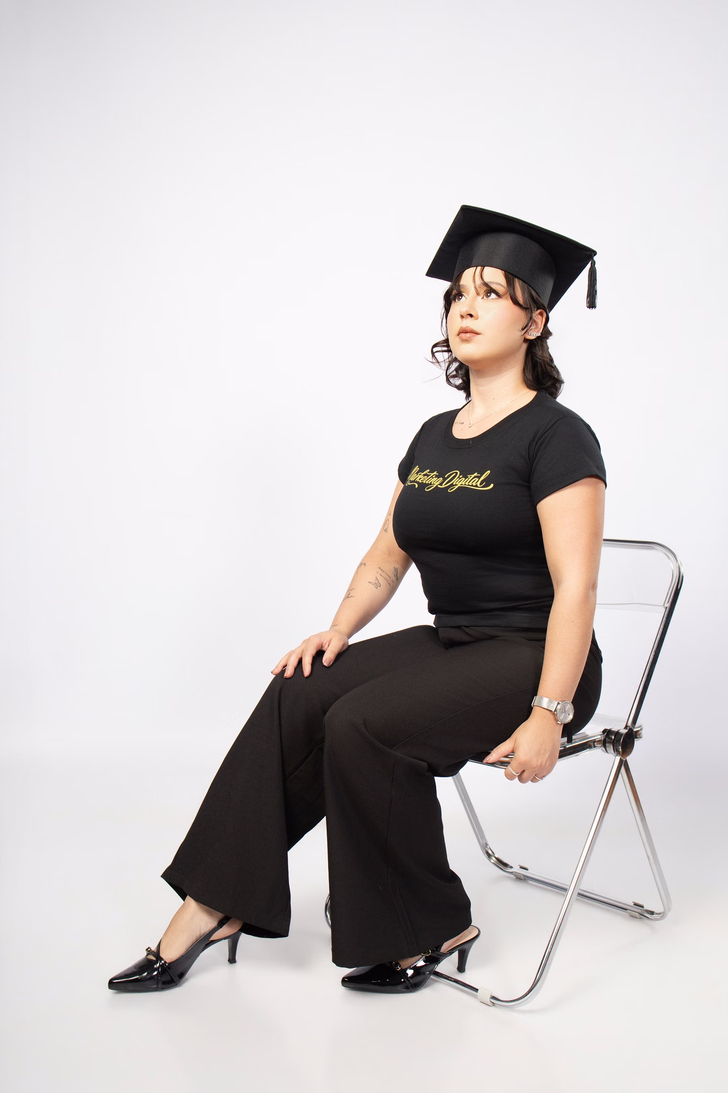 Clara sentada com a camisa de Marketing Digital no ensaio de formatura em Belo Horizonte