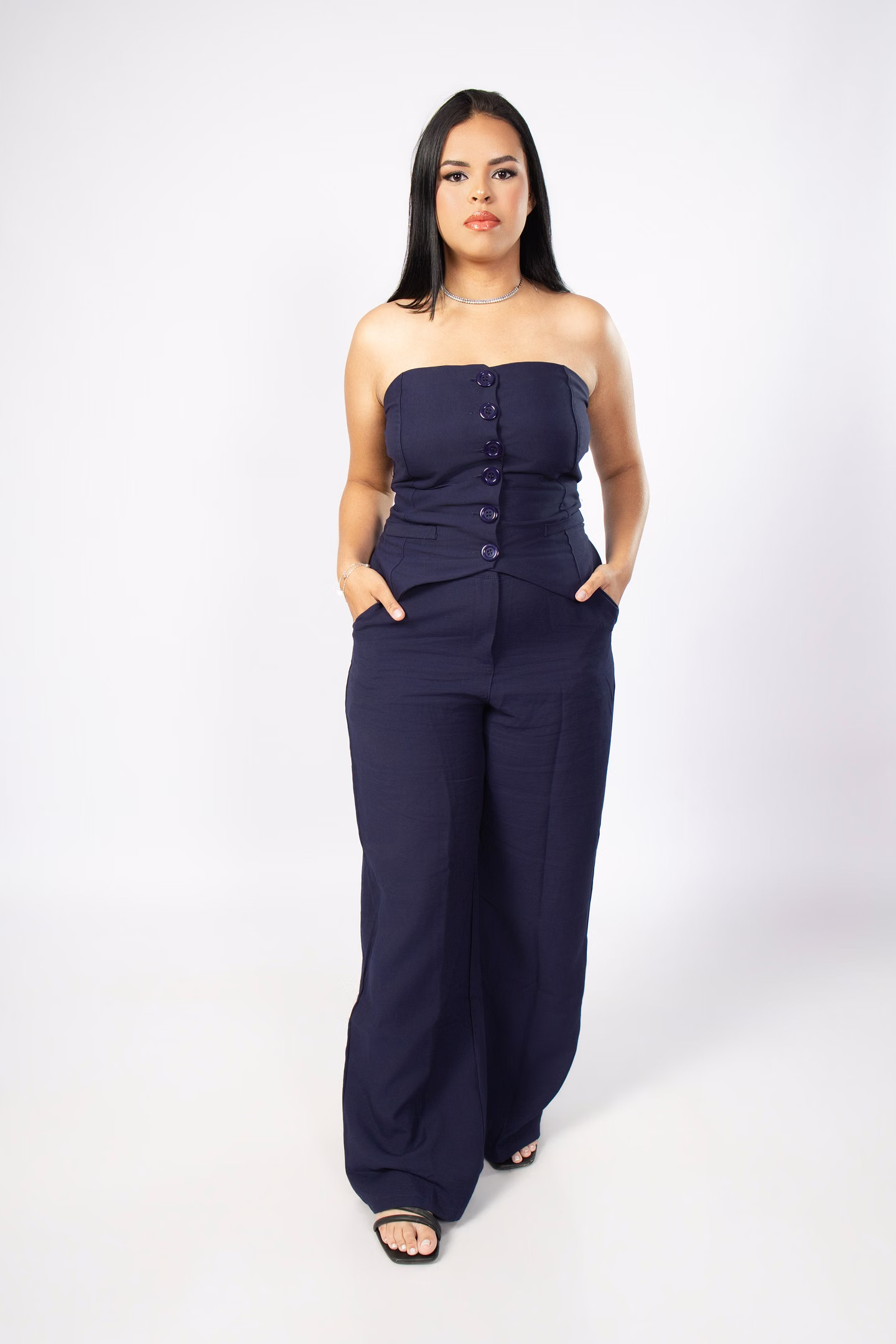 Jully em pé com roupa azul e as mãos nos bolsos no ensaio de formatura em Belo Horizonte