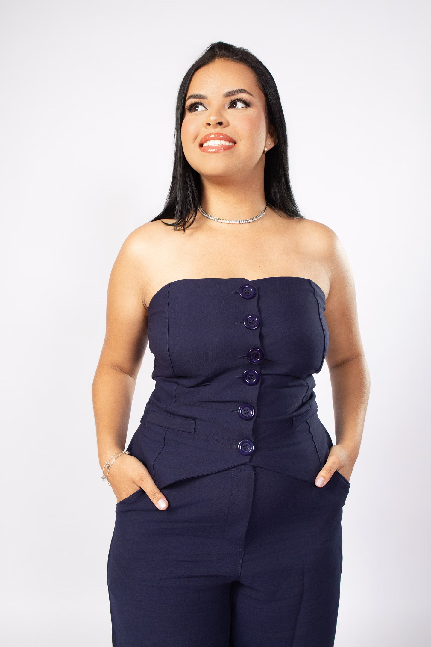 Jully sorrindo com roupa azul em seu retrato pessoal no ensaio de formatura em Belo Horizonte
