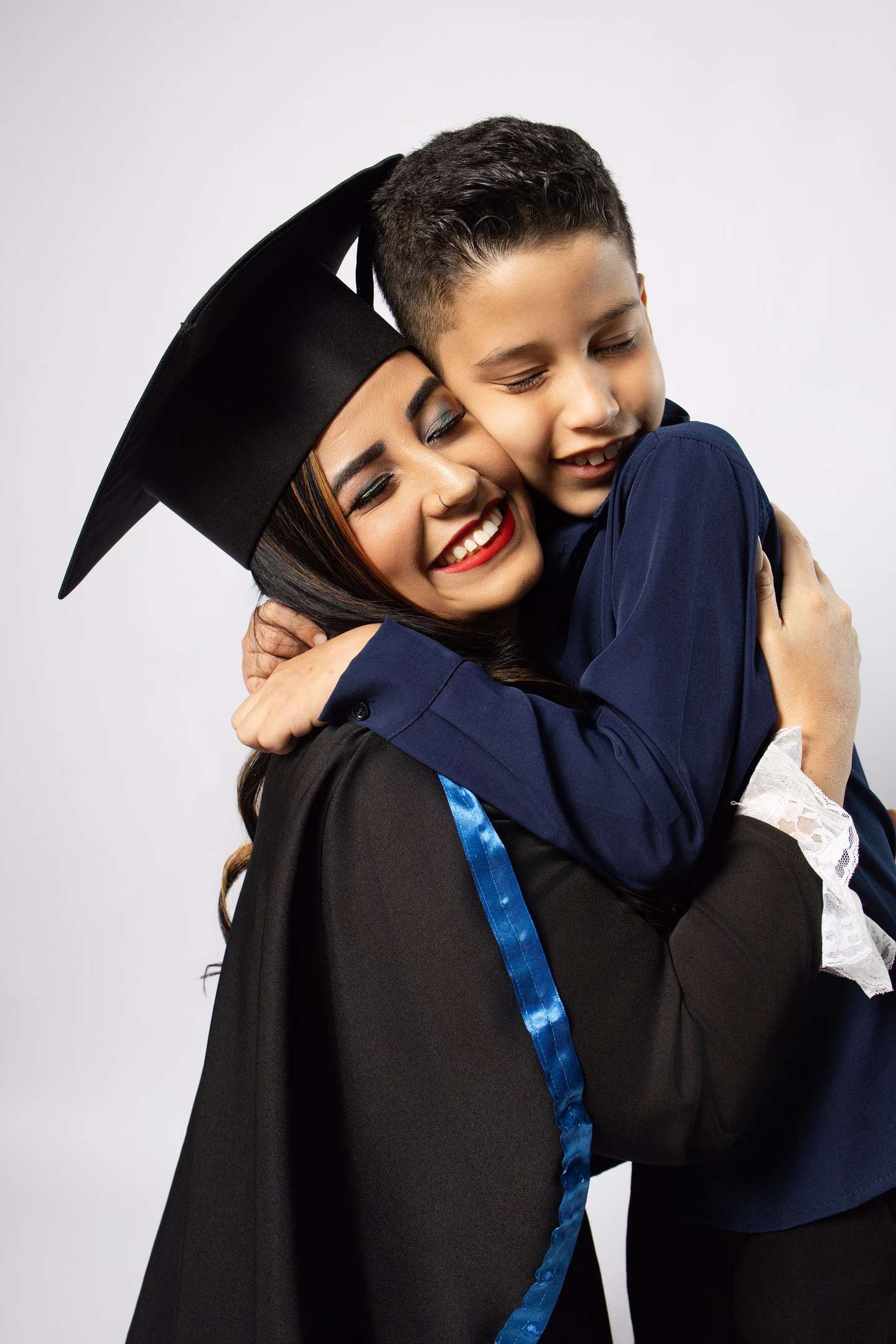 Meryen de beca abraçando um menino, os dois sorrindo no ensaio de formatura em Belo Horizonte