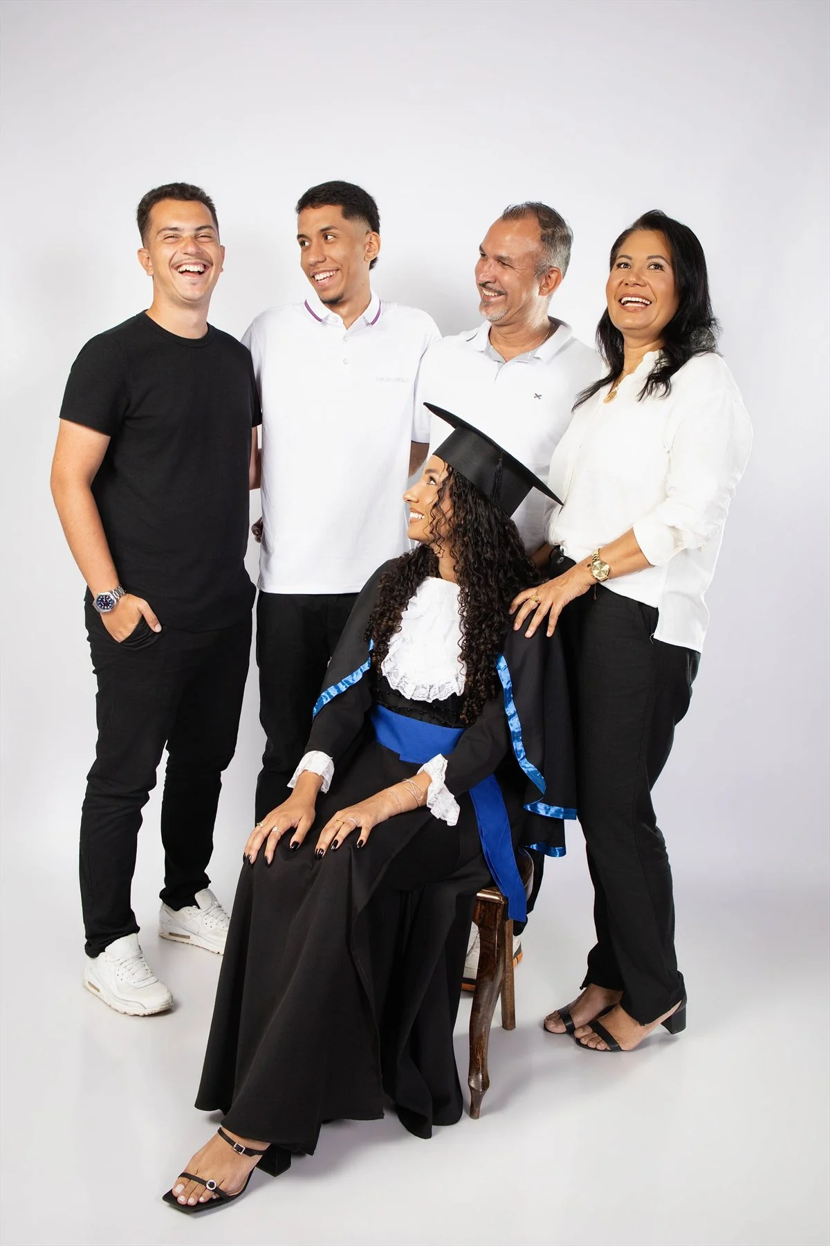 Formanda de Administração reunida com sua família
