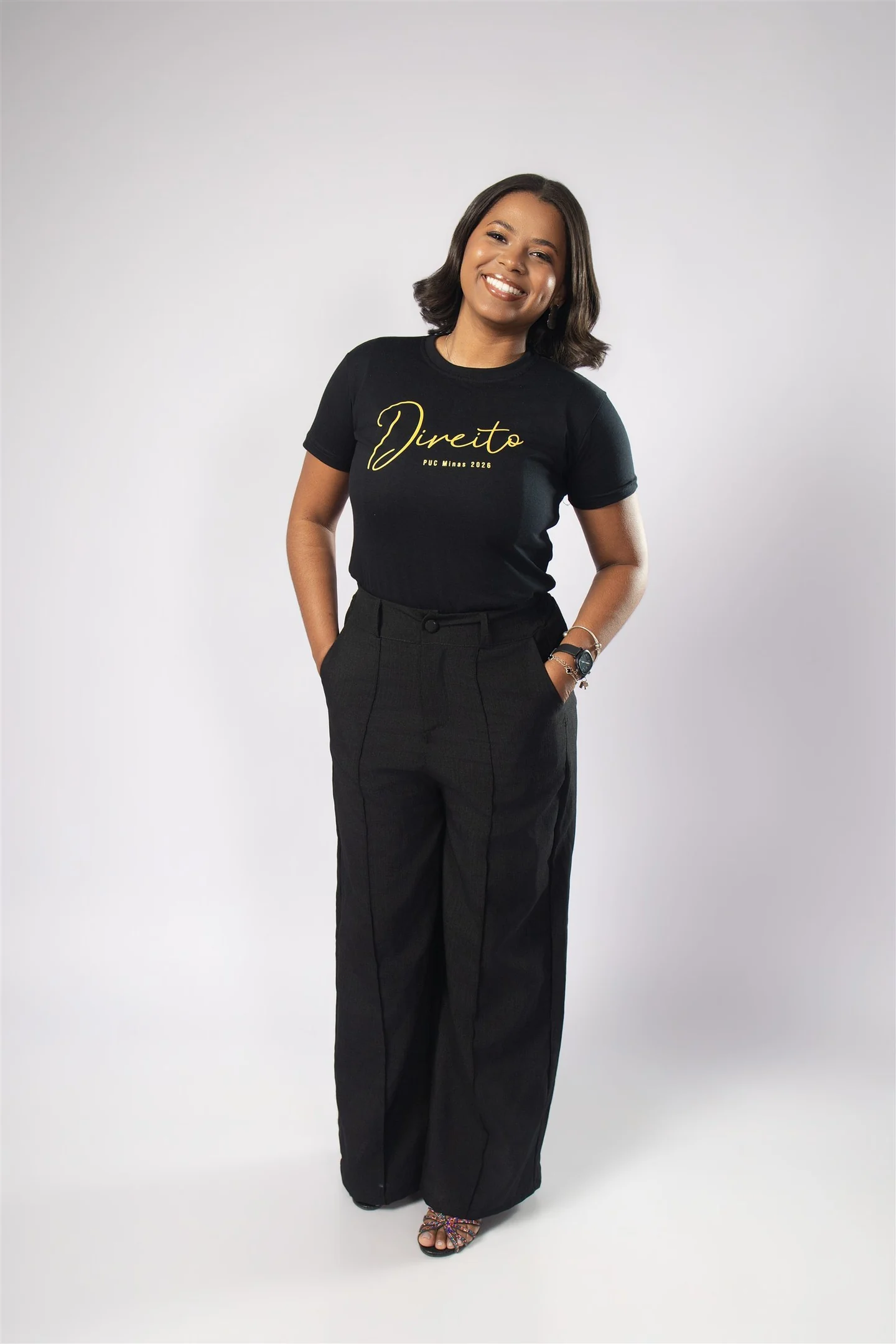 Rafaela usando a camisa personalizada de Direito