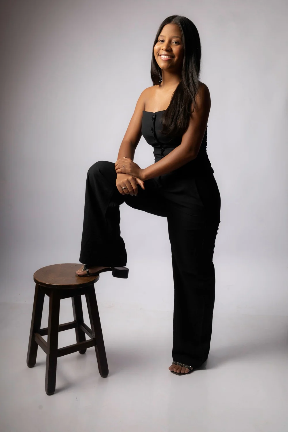 Thayna em retrato com apoio em uma banqueta